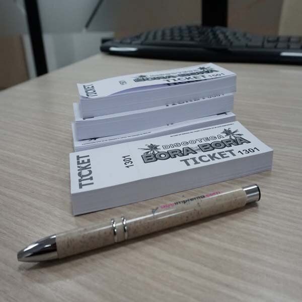 tickets numerados en blanco y negro